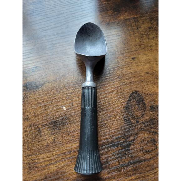 Vintage Aluminum Metal Ice Cream Scoop w/Black Plastic Handle - Picture 1 of 7